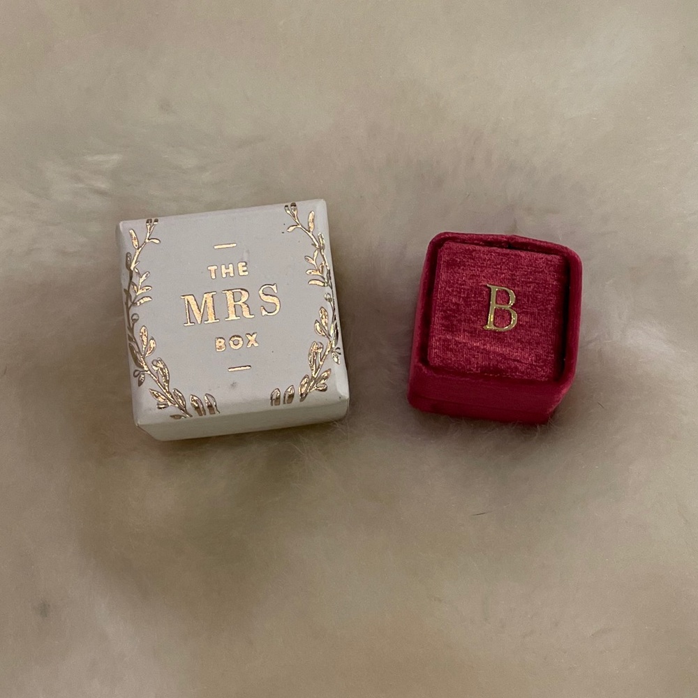 The Mrs Box - velvet ring box